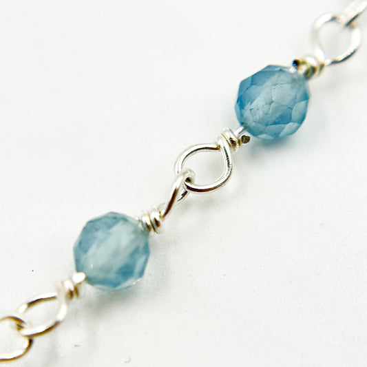 AQU29. Shaded Milky Aquamarine Sterling Silver Wire Chain